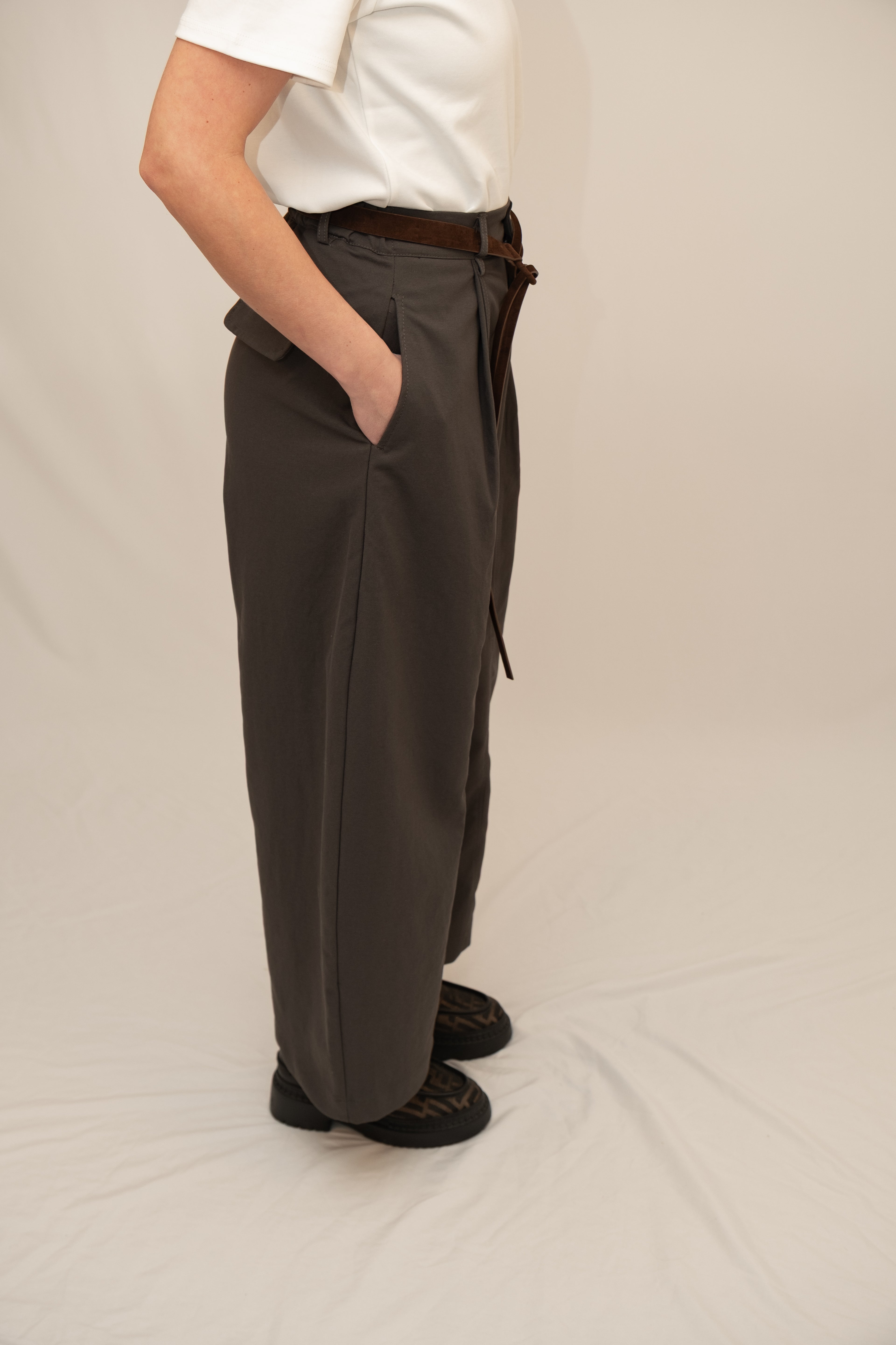 High-Waist Wide-Leg Trousers – Graphite Grey